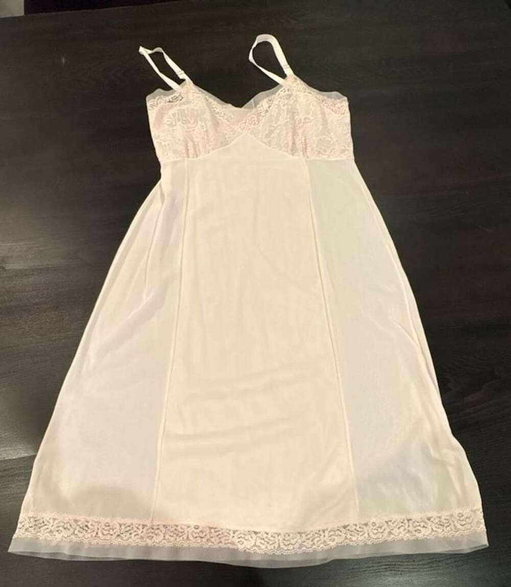Vintage Pale Pink Nylon Lace Trim Full Slip Dress lingerie size 36 S ships out f